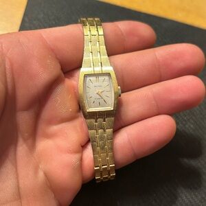 Vintage Ladies Waltham Incabloc 17 Jewel Swiss Watch Manual Wind Great Condition